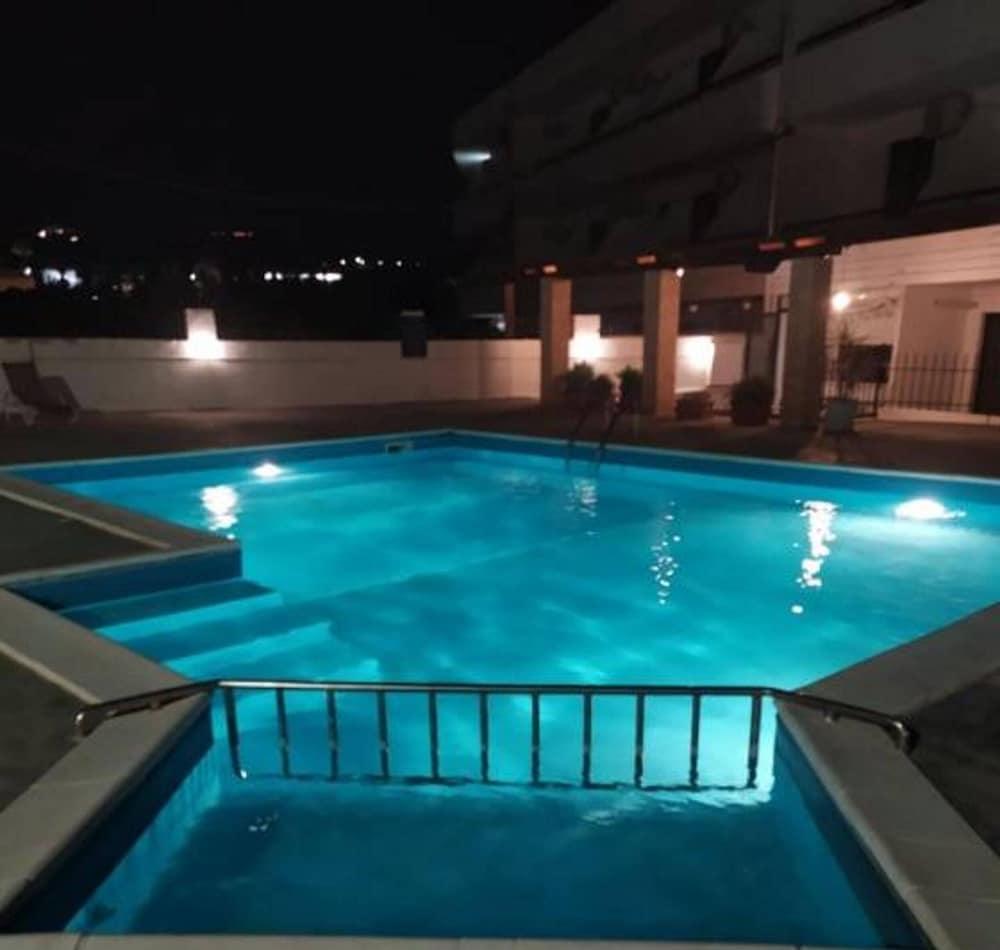 Butterfly Studios, Aparthotel 2*